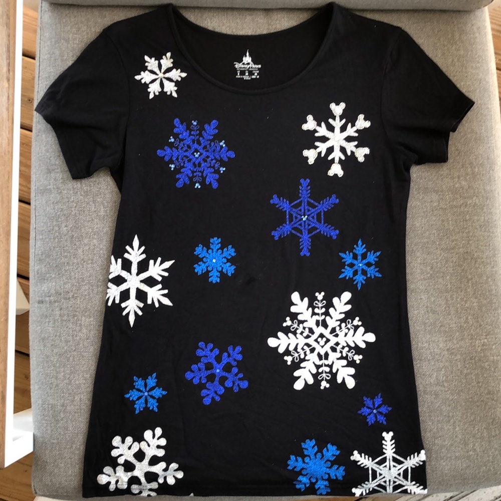NWOT! - DISNEY PARKS Crystal Snowflake Mickey Mouse LTD ED Tee